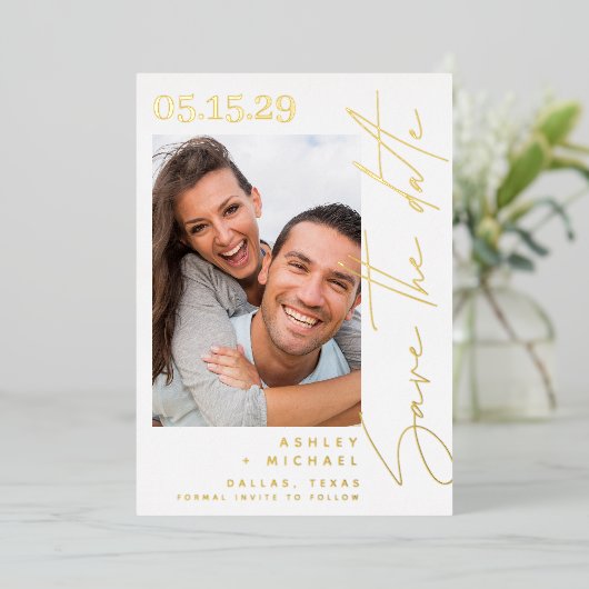 スクリプモダントタイポグラフィ写真金ゴールドの保存 箔招待状 (立ち正面)