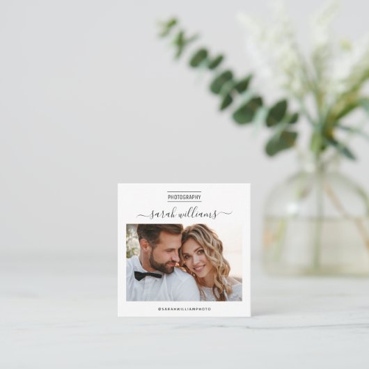 スクリプモダントトレンディータイポグラフィ写真家 スクエア名刺 (スタンド正面)