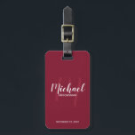 スクリプモダントパーソナライズされた・groomsmen ラゲッジタグ<br><div class="desc">groomsmenの荷物タグで結婚あなたのパーソナライズされたに個人的なtouchを追加。このラゲッジタグはパーソナライズされた、groomsmenの名前を白いスクリプトのフォントスタイルでモダンし、モノグラムを軽いバーガンディ赤のスクリプトのスタイルスタイルで背景として背景と白いsans serifのフォントので結婚は、バーガンディ赤の背景にモダンのタイトルと日付を備えている。また、花婿介添人、花嫁の父親のためにも最適。</div>