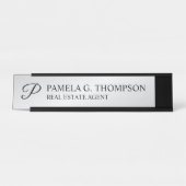 スクリプモダントモノグラムブラックとシルバー デスクネームプレート (正面)