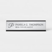 スクリプモダントモノグラムブラックとシルバー デスクネームプレート (正面)