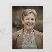 スクリプモダント写ミニマル真60誕生日 招待状 (正面/裏面)