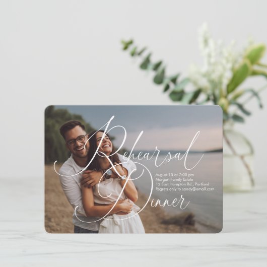 スクリプモダント写真オーバーレイリハーサルディナー 招待状 (スタンド正面)