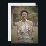 スクリプモダント写真ミニマル40th Birthday 招待状<br><div class="desc">スクリプモダント写真ミニマル40th誕生日招待状。フルフォトバックグラウンドと手書きモダンタイポグラフィを備えたこのスクリプト40th誕生日の招待状で特別なマイルストーンをマーク。ミニマルデザインはシックでタイムレスな外観を作り出し、大人のお祝いに最適エレガントな選択だ。自分の写真やイベント詳細で簡単にパーソナライズしてキープサケユニークを作成。</div>