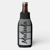 スクリプモダント名デザイン – ブラックミニマル ボトルクーラー (ボトル正面)