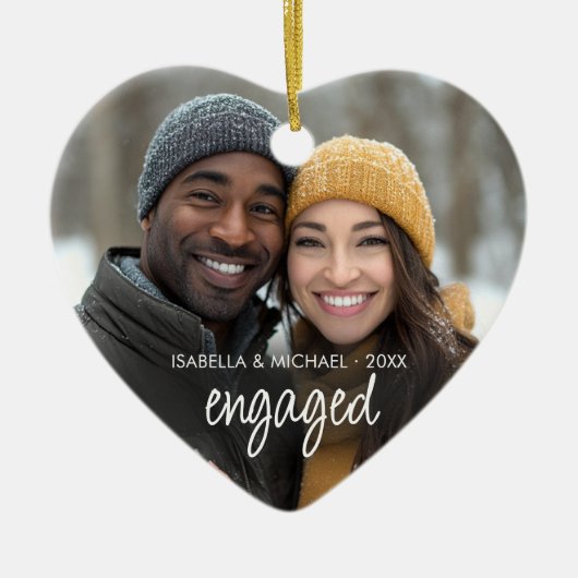 スクリプモダント婚約したカップルの写真の休日ハート セラミックオーナメント (正面)
