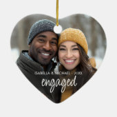 スクリプモダント婚約したカップルの写真の休日ハート セラミックオーナメント (裏面)