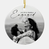 スクリプモダント婚約した2写真の結婚婚約 セラミックオーナメント (正面)