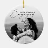 スクリプモダント婚約した2写真の結婚婚約 セラミックオーナメント (裏面)