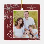 スクリプモダント家族の写真レッドクリスマス セラミックオーナメント (裏面)