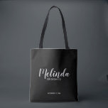 スクリプモダント黒のブイパーソナライズされたデスメイド トートバッグ<br><div class="desc">Script モダン Bridesmaids Tote Bagは白いスクリプパーソナライズされたトフォントスタイルでbridesmaidの名前を使用しモダンて、黒背景にパーソナライズされたsans serifフォントスタイルでタイトルと日付を持つ。また、メイド・オブ・オーナー（花嫁付き添い人）、フラワーガール、花嫁の母などのために最適。</div>
