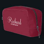 スクリプモダント・グパーソナライズされたロムスマン ドップキット<br><div class="desc">Groomsmanパーソナライズされた Gift白いスクリプパーソナライズされたトのフォントスタイルでgroomsmanの名前を特集モダン,タイトルと日をsans serifのフォントのスタイルでモダンbriggundy red backgroundで。また、花婿介添人、花嫁の父、花嫁のメイド、メイド・オブ・オーナー(花嫁付き添い人)、花嫁の母などのために最適。</div>