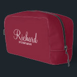 スクリプモダント・グパーソナライズされたロムスマン ドップキット<br><div class="desc">Groomsmanパーソナライズされた Gift白いスクリプパーソナライズされたトのフォントスタイルでgroomsmanの名前を特集モダン,タイトルと日をsans serifのフォントのスタイルでモダンbriggundy red backgroundで。また、花婿介添人、花嫁の父、花嫁のメイド、メイド・オブ・オーナー(花嫁付き添い人)、花嫁の母などのために最適。</div>