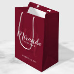 スクリプモダントBridesmaid Burgundy Red ミディアムペーパーバッグ<br><div class="desc">ブリデスメイドの名前は白いスクリプトフォントスタイルでパーソナライズされた、モノグラムは軽いバーガンディのスクリプトフォントスタイルで背景にパーソナライズされた、タイトルとホワイトセリフの抱き枕ので日を取り付け結婚てモダン、briggundy赤の背景に。また、グロムスマン、花婿介添人、リングのベアラー、花嫁の父、メイド・オブ・オーナー（花嫁付き添い人）、花女、花嫁の母などのために最適。</div>