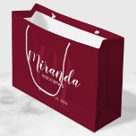 スクリプモダントBridesmaid Burgundy Red ラージペーパーバッグ<br><div class="desc">ブリデスメイドの名前は白いスクリプトフォントスタイルでパーソナライズされた、モノグラムは軽いバーガンディのスクリプトフォントスタイルで背景にパーソナライズされた、タイトルとホワイトセリフの抱き枕ので日を取り付け結婚てモダン、briggundy赤の背景に。また、グロムスマン、花婿介添人、リングのベアラー、花嫁の父、メイド・オブ・オーナー（花嫁付き添い人）、花女、花嫁の母などのために最適。</div>