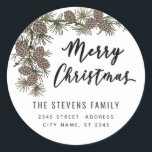 スクリプモダントMerry Christmas円錐枝 ラウンドシール<br><div class="desc">スクリプモダント赤メリークリスマス松の枝。魅力的なモダンプロフェッショナルデザインとコンテンポラリーtouch。優雅さとスタイルのtouch。モノグラカスタマイズムのイニシャルと名前とアドレスの詳細</div>