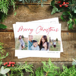 スクリプモダントMerry Christmas 3枚の写真 シーズンポストカード<br><div class="desc">この素敵な休日の写真はがきは、3枚の写真と挨拶「メリークリスマス」を備えている。デザインはシンプルまだエレガントある。このデザインは、2枚の縦横の写真と1枚の横横の写真を収める。裏面には自分の個人的な挨拶と書受け取り先の住所に十分な宇宙がある。はがきは休日の郵送料を削減する素晴らしい方法である！</div>