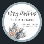 スクリプモダントMerry Christmas pine coneフローラ ラウンドシール<br><div class="desc">スクリプモダント赤メリークリスマス松の枝。魅力的なモダンプロフェッショナルデザインとコンテンポラリーtouch。優雅さとスタイルのtouch。モノグラカスタマイズムのイニシャルと名前とアドレスの詳細</div>