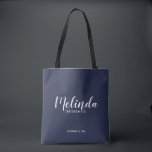 スクリプモダントNavy Blue Bridesmaidsパーソナライズされた トートバッグ<br><div class="desc">スクリプモダントNavy Blue Bridesmaidsトートバッグは書パーソナライズされた道フォントスタイルでbridesmaidの名前を特集してモダン結婚、ネイビーの青い背景にsans serifフォントスタイルでタイトルと日付を持つ。また、メイド・オブ・オーナー（花嫁付き添い人）、フラワーガール、花嫁の母などのために最適。</div>