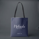 スクリプモダントNavy Blue Bridesmaidsパーソナライズされた トートバッグ<br><div class="desc">スクリプモダントNavy Blue Bridesmaidsトートバッグは書パーソナライズされた道フォントスタイルでbridesmaidの名前を特集してモダン結婚、ネイビーの青い背景にsans serifフォントスタイルでタイトルと日付を持つ。また、メイド・オブ・オーナー（花嫁付き添い人）、フラワーガール、花嫁の母などのために最適。</div>