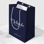 スクリプモダントNavy Blue Bridesmaidsパーソナライズされた ミディアムペーパーバッグ<br><div class="desc">スクリプモダントNavy Blue Bridesmaidsの名前が書パーソナライズされた道フォントスタイルに含まれるbridesmaidの名前とネイビーの背景にパーソナライズされたsans serifフォントスタイルのタイトルと結婚日付を持つモダンNavy Blue Bridesmaids抱き枕。また、メイド・オブ・オーナー（花嫁付き添い人）、花の女の子、花嫁の母、groomsmen、花婿介添人などのために最適。</div>