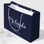 スクリプモダントNavy Blue Bridesmaidsパーソナライズされた ラージペーパーバッグ<br><div class="desc">スクリプモダントNavy Blue Bridesmaids抱き枕は白いスクリプトのフォントスタイルでbridesmaidの名前を特集パーソナライズされたし、ネイビーの青い背景にモダンsans serifフォントスタイルでタイトルと日付を付けパーソナライズされたて結婚。また、メイド・オブ・オーナー（花嫁付き添い人）、花の女の子、花嫁の母、groomsmen、花婿介添人などのために最適。</div>