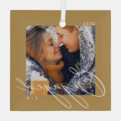 スクリプ婚約したトモダン・カップル写真&モノグラム ガラスオーナメント (裏面)