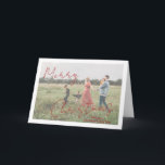 スクリプ素朴ト写真のクリモダンスマス シーズンカード<br><div class="desc">写真モダン写真の上にシンプルミニマルの赤い素朴な台本と共にエレガント「メリークリスマス」を使ったデザインとを織り込んだクリスマスのお気に入りのカード。このテンプレートには白いオーバーレイが含ま救済れ、文字は写真の上に立ち上がり、デザイン編集ツールで削除される可能性がある。内部にはメッセージと一緒に3つの垂直な写真で構成された写真コラージュがパーソナライズされたある。</div>