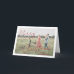 スクリプ素朴ト写真のクリモダンスマス シーズンカード<br><div class="desc">写真モダン写真の上にシンプルミニマルの赤い素朴な台本と共にエレガント「メリークリスマス」を使ったデザインとを織り込んだクリスマスのお気に入りのカード。このテンプレートには白いオーバーレイが含ま救済れ、文字は写真の上に立ち上がり、デザイン編集ツールで削除される可能性がある。内部にはメッセージと一緒に3つの垂直な写真で構成された写真コラージュがパーソナライズされたある。</div>