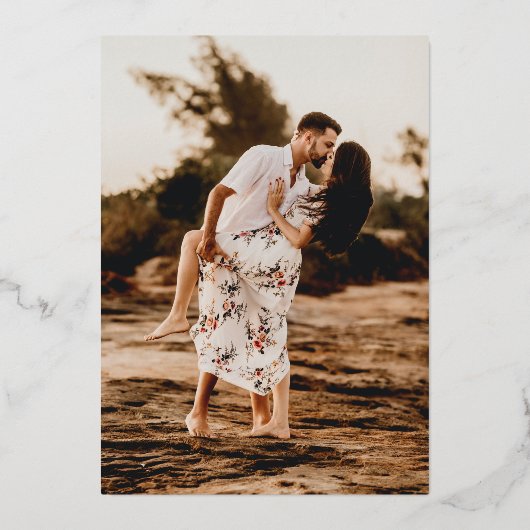 スクリプ素朴ト写真カップルのシャワーバラ金ゴールド 箔招待状 (裏面)