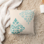 スクロールダマスクアートIティール(緑がかった色)オンクリーム クッション (ブランケット)