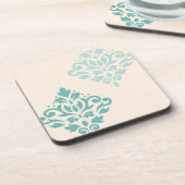 スクロールダマスクアートIティール（緑がかった色）オンクリーム コースター (左側)