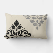 スクロールダマスクアートIブラックグレークリーム ランバークッション (正面)