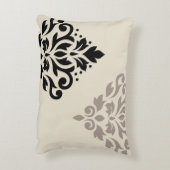 スクロールダマスクアートIブラックチューペクリーム アクセントクッション (裏面(縦))