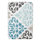 スクロールダマスクオフセットPtnアートティール（緑がかった色）ブラウンズホワイト バスマット (正面縦)