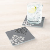 スクロールダマスク織の芸術Iのクリーム及び灰色 ガラスコースター (アングル)