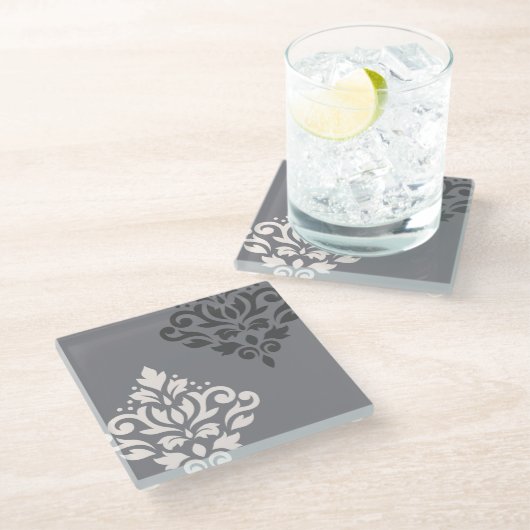 スクロールダマスク織の芸術Iのクリーム及び灰色 ガラスコースター (アングル)