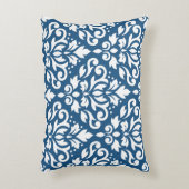スクロールダマスクLg Ptn White on Dk Blue アクセントクッション (正面(垂直))