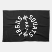 スクワットと寿司 – Carbs and Leg Day – ジミおもしろいム キッチンタオル (横)