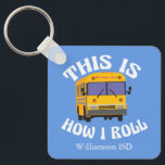 スクーおもしろいル・バス・ドライバーPun私はこのやり方で転がす キーホルダー<br><div class="desc">このおもしろいスクールバスの運転手のための贈り物は、フレーズの横に黄色のスクールバスを笑わされる特徴これは私の方法転がです。ユーモカッコいいアと可愛いパポップ・アートのンが好きなバスの運転士モダンのための文化参照。</div>