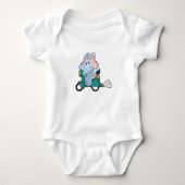 スクーターとのバイクもしくは自転車に乗る人としての象 ベビーボディスーツ (正面)