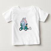 スクーターとのバイクもしくは自転車に乗る人としての象 ベビーTシャツ (正面)