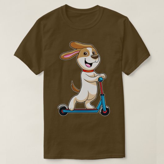 スクーターとバイクもしくは自転車に乗る人としての犬1 Tシャツ (デザイン正面)
