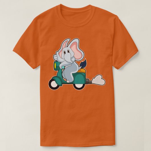 スクーターと一緒にバイクもしくは自転車に乗る人として象 Tシャツ (デザイン正面)