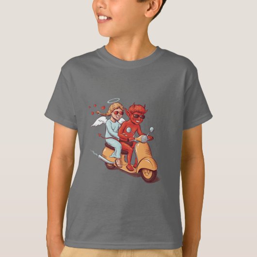 スクーターに乗ったかわいい悪魔と天使 Tシャツ (正面)