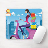 スクーターのギフトを持つ女性の側面図 マウスパッド (マウス)