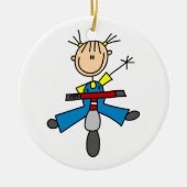 スクーターを運転するスティックフィギュア女の子 セラミックオーナメント (正面)