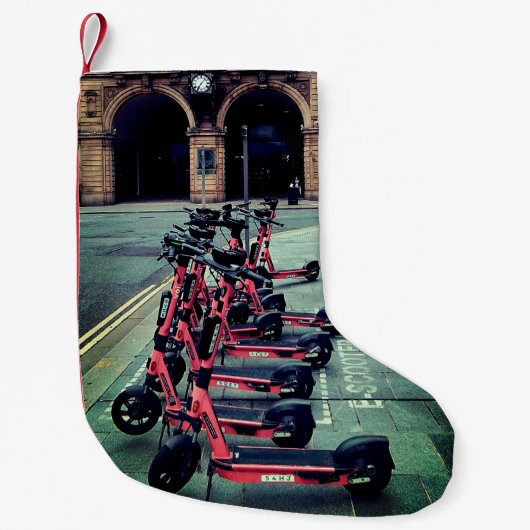 スクーター、建物の前 スモールクリスマスストッキング (正面)