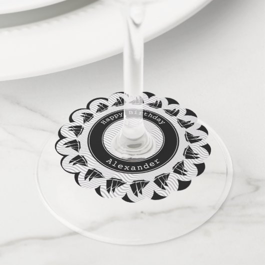 スクーナー船の-黒くか白く予測できない波の航海のなテーマ ワイングラスタグ (クローズアップ)