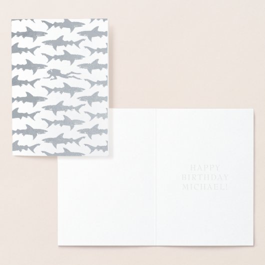 スクーバダイバーがサメと泳ぐ誕生日や新しい仕事 箔カード (ディスプレー)